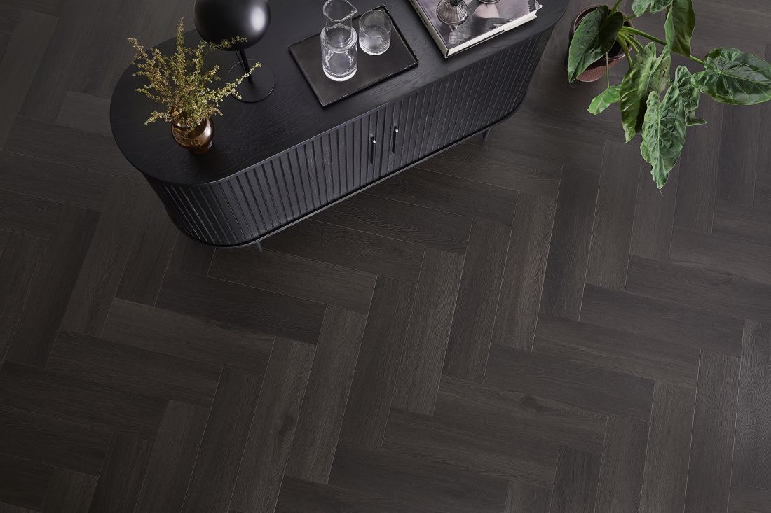 Cztery dekory Herringbone Dryback powstały w unikatowej technice tłoczenia EIR. Daje ona efekt hiper naturalności, który jest wzmocniony przez matowe, eleganckie wykończenie