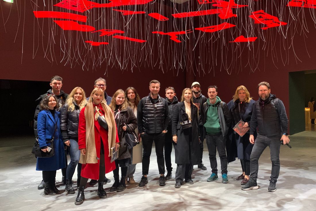 Studenci i pracownicy WAiSP KAAFM na Biennale w Wenecji przed głównym wejściem