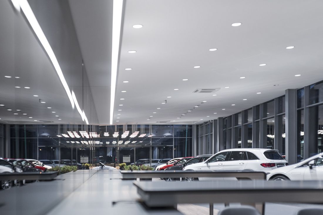 Rzeźba świetlna i oświetlenie ogólne: Salon Mercedes-Benz w Bielsku Białej