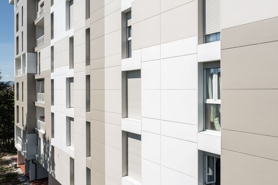 Przykład zastosowania Hardie Panel, renowacja elewacji w budynku wielorodzinnym, Reggio Emilia, Włochy