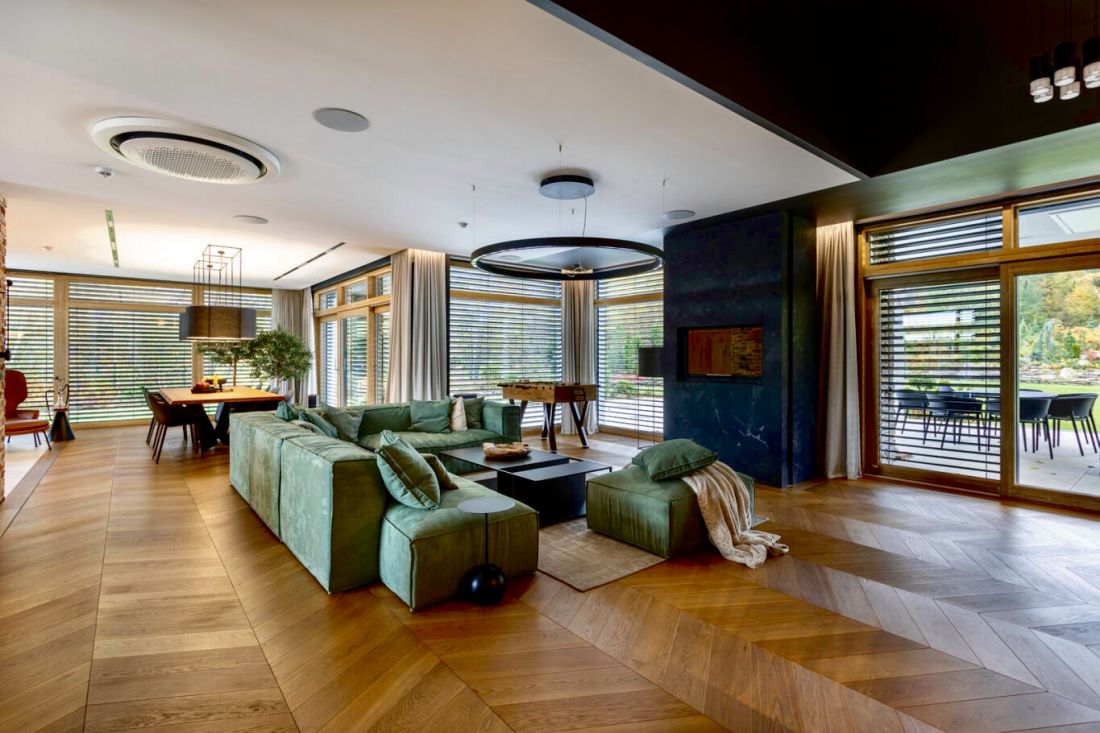 Wnętrze domu od KOiKO Design z prywatną plażą i wodospadem