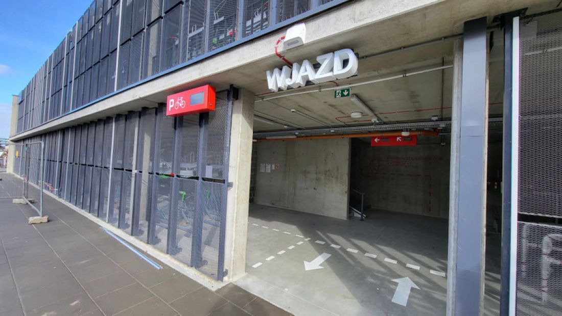Parking mieści się w sąsiedztwie dworca we Wrzeszczu
