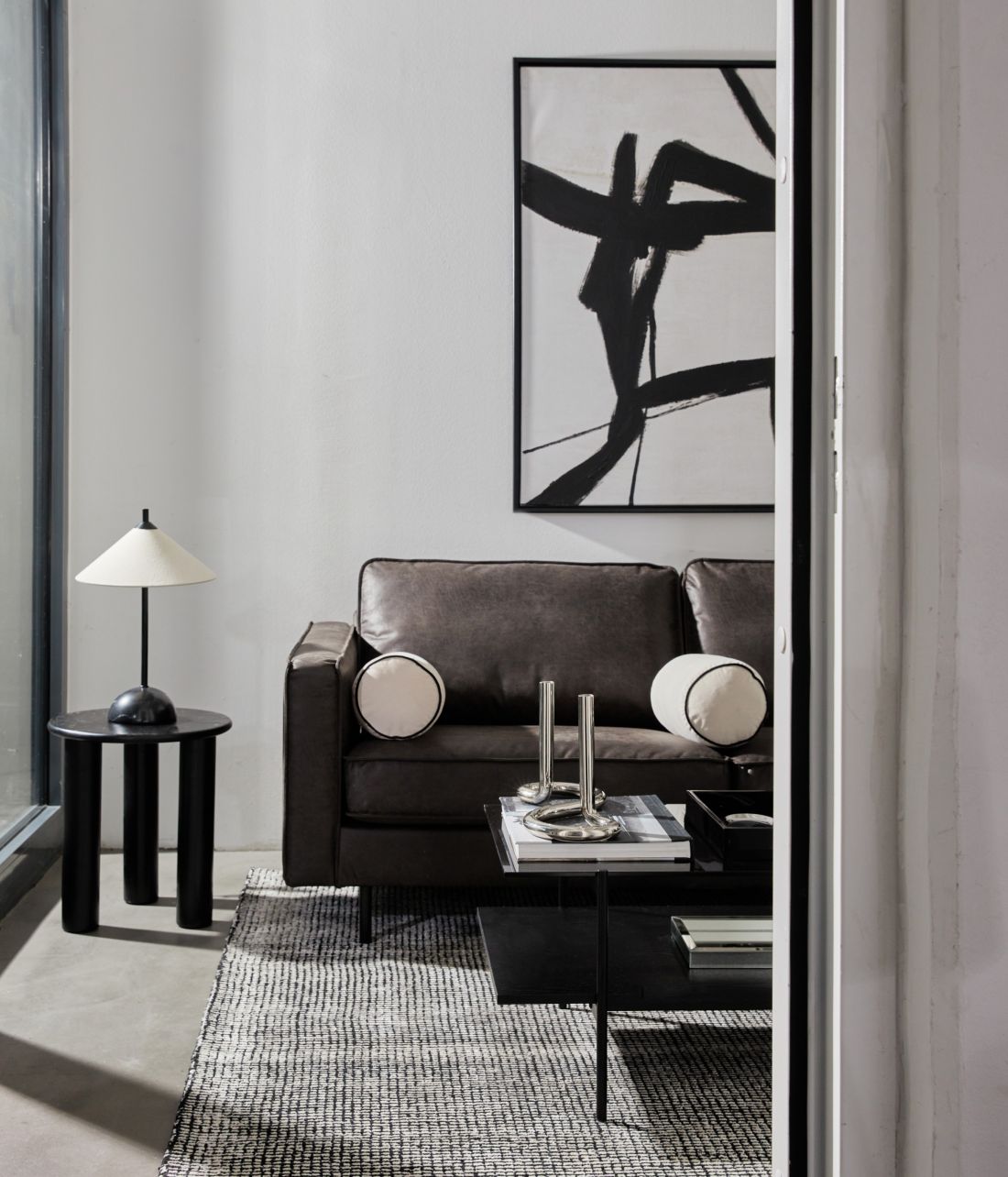 Stonowane barwy to baza aranżacji w stylu Sleek Industrial