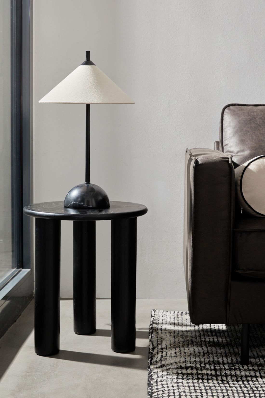 Proste lampy to kluczowy element aranżacji w stylu Sleek Industrial