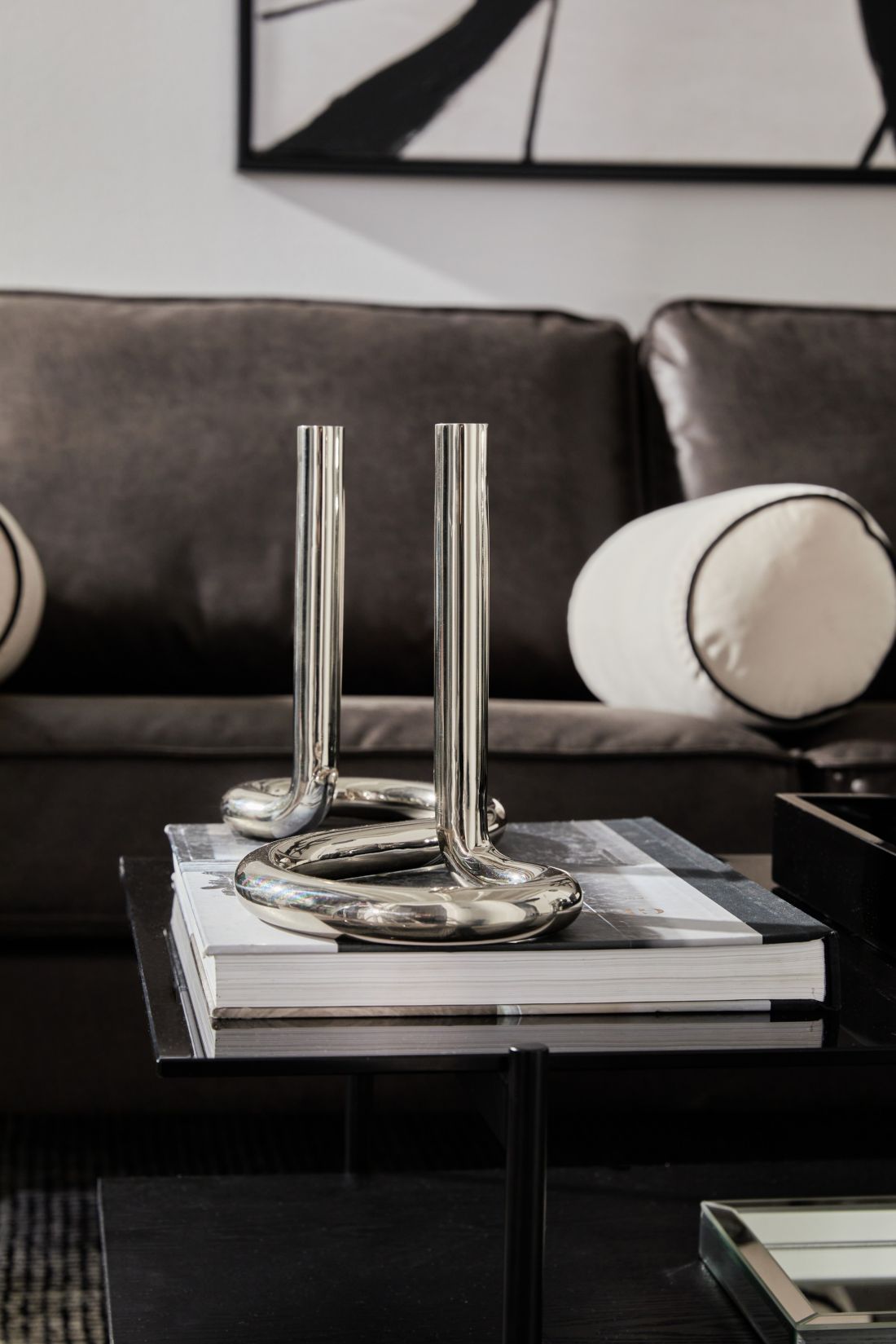Metalowe dodatki są kluczowym elementem aranżacji w stylu Sleek Industrial