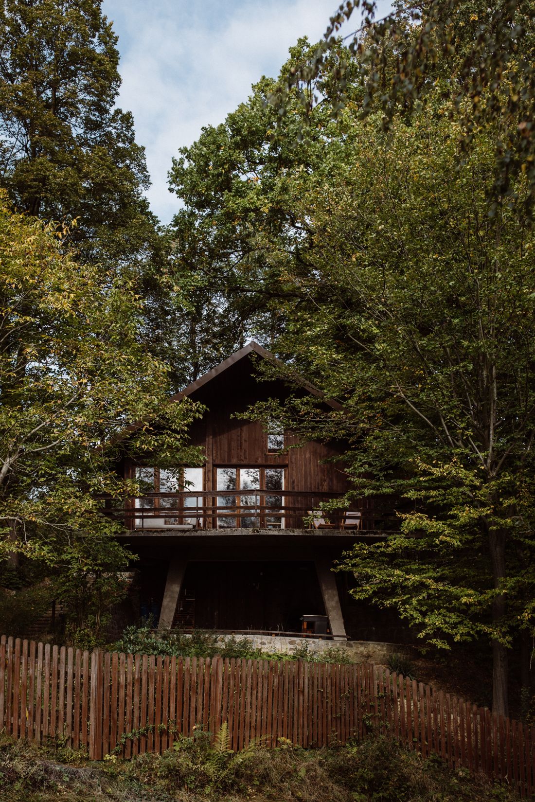 Modrzewiowy domek na palach to przykład architektury modernizmu