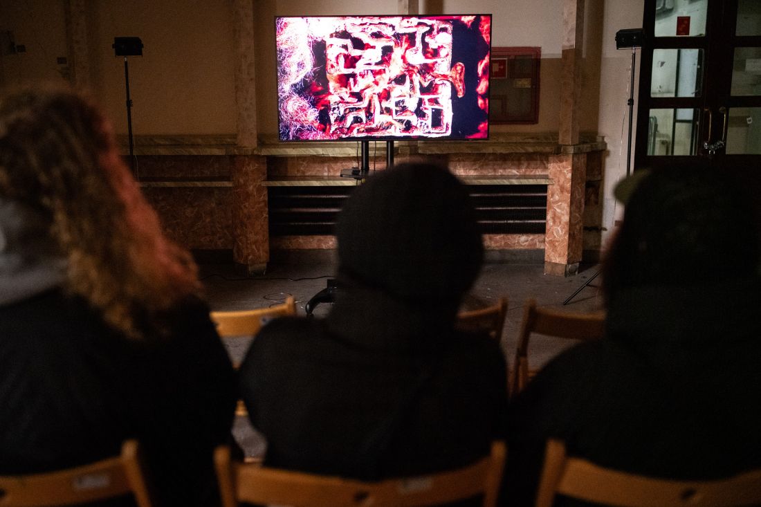 Na wystawie zorganizowano również pokaz filmów wykonanych na kierunku Sztuka i Media. Na zdjęciu film Weroniki Juszczyk