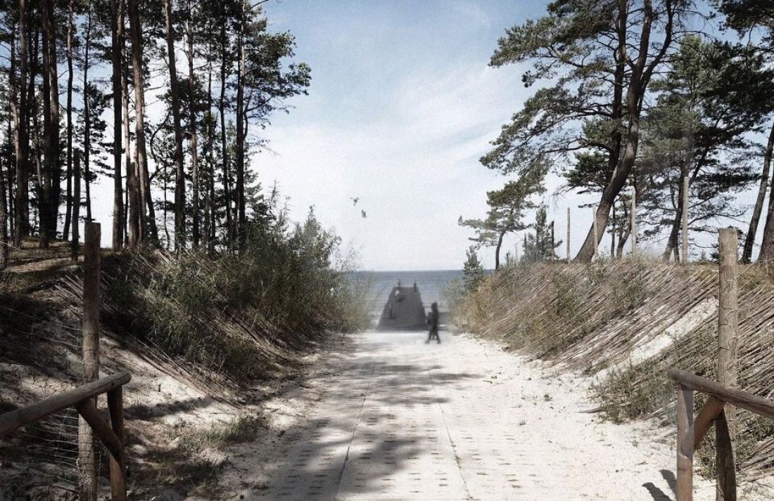 Zejście na plaże i widok na pawilon