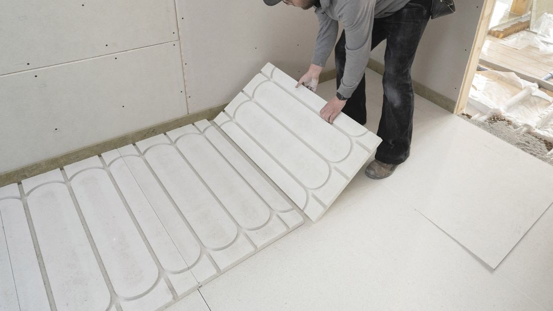 Układanie elementów ogrzewania podłogowego fermacell® Therm 25™