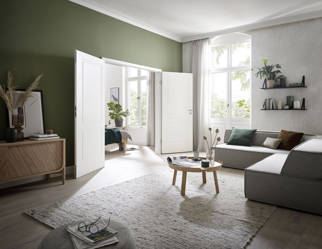 Drzwi drewniane ClassicLine z przylgą, lakierowane w kolorze RAL 9016, klamka Linea stal nierdzewna matowa