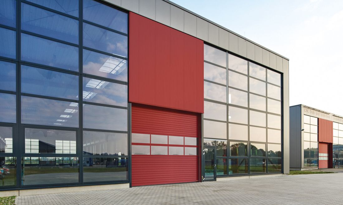 Brama SPU 67 Thermo z aluminiową ramą przeszklenia
