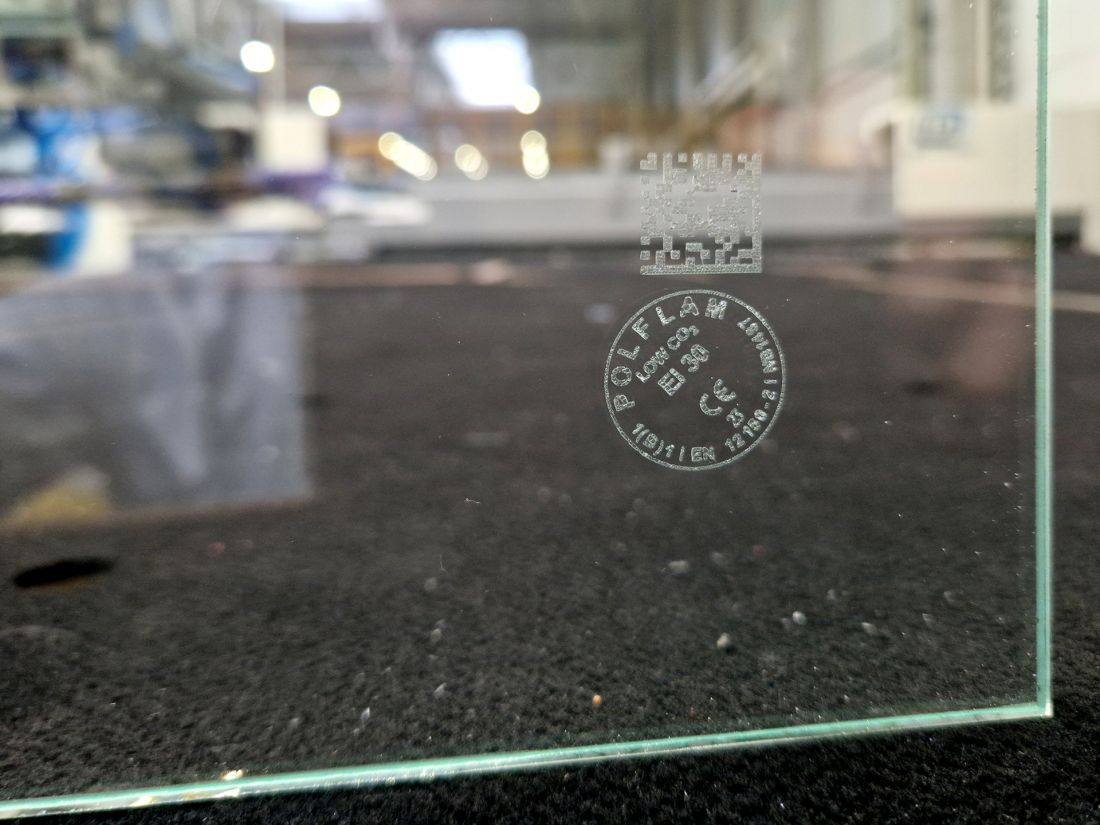 Szkło POLFLAM GAIA można rozpoznać po adnotacji „LOW CO2” umieszczonej w znaku produktu.