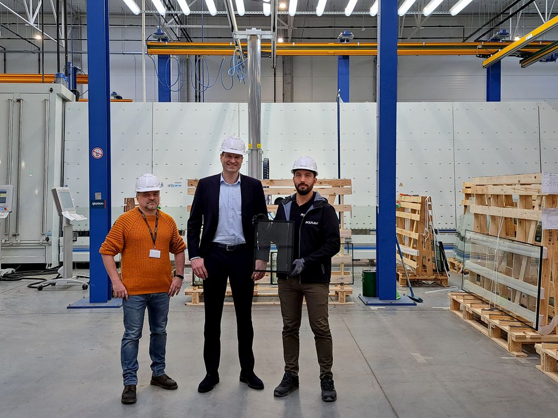 Rozpoczęcie produkcji szkła POLFLAM GAIA. (Od lewej: Dawid Kuczkowski – Dyrektor ds. logistyki i zakupów; Roman Abrahams – Dyrektor Handlowy; Marek Przywózki – Kierownik ds. procesów i inżynierii)
