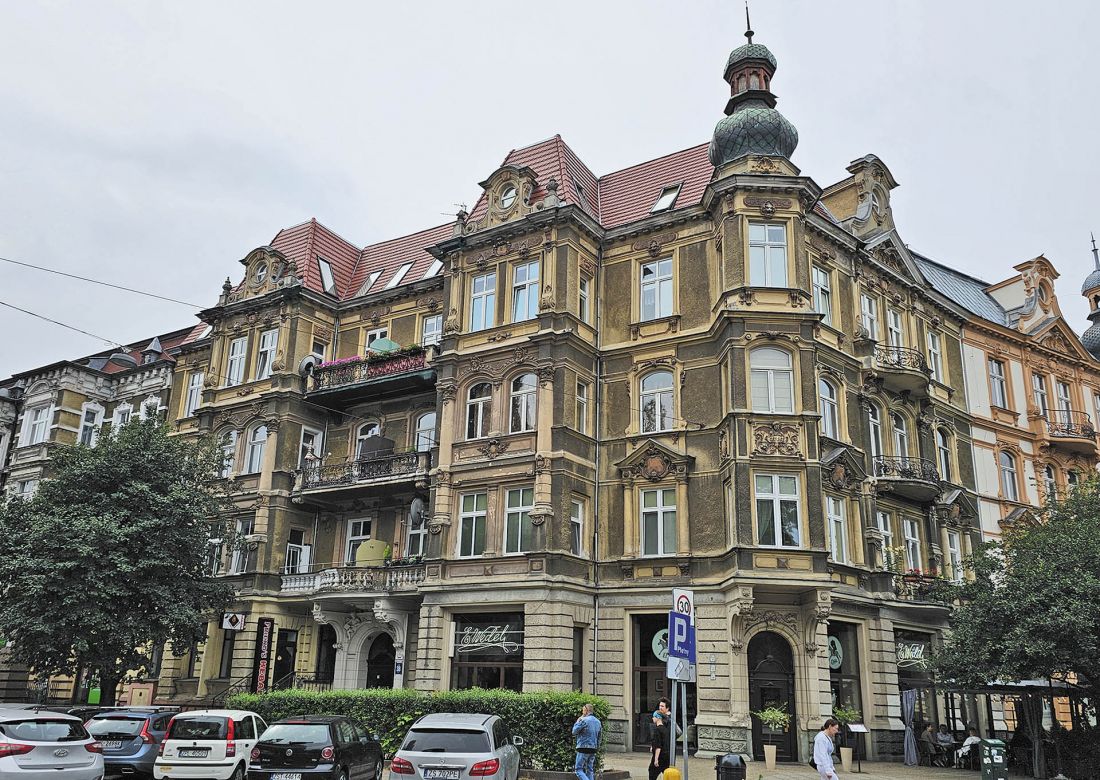 na szczęście dalej od portu zachowała się oryginalna architektura i jest jej dużo, a szczecińskie gwiaździste ronda, które organizują tę część miasta, naprawdę robią wrażenie