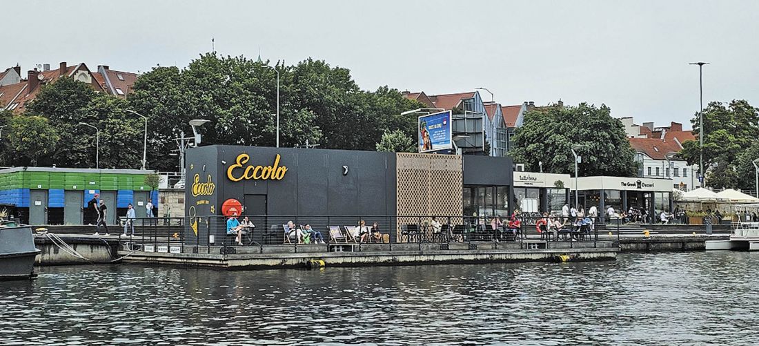 życie toczy się nad wodą - wykluwa się tu największy w Polsce waterfront i klasa średnia wyposażona standardowo w jachty