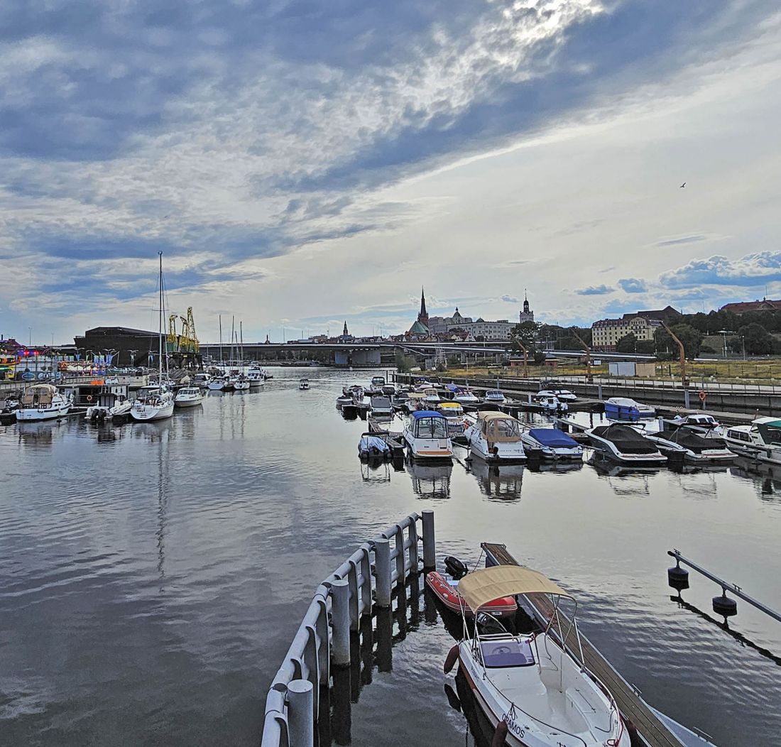 życie toczy się nad wodą - wykluwa się tu największy w Polsce waterfront i klasa średnia wyposażona standardowo w jachty