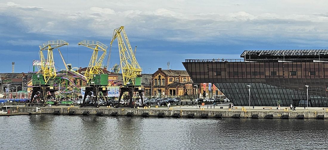 nowe oblicze miasta (widok z Wałów Chrobrego) - wyspa Łasztownia z Dźwigozaurami i Morskim Centrum Nauki