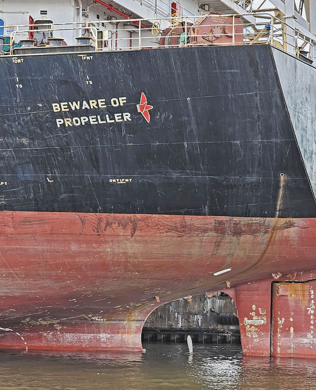„Beware of propeller” - tak, w Szczecinie trzeba uważać, bo nigdy nie wiadomo czym niegrzeczne miasto będzie nas chciało zaskoczyć…