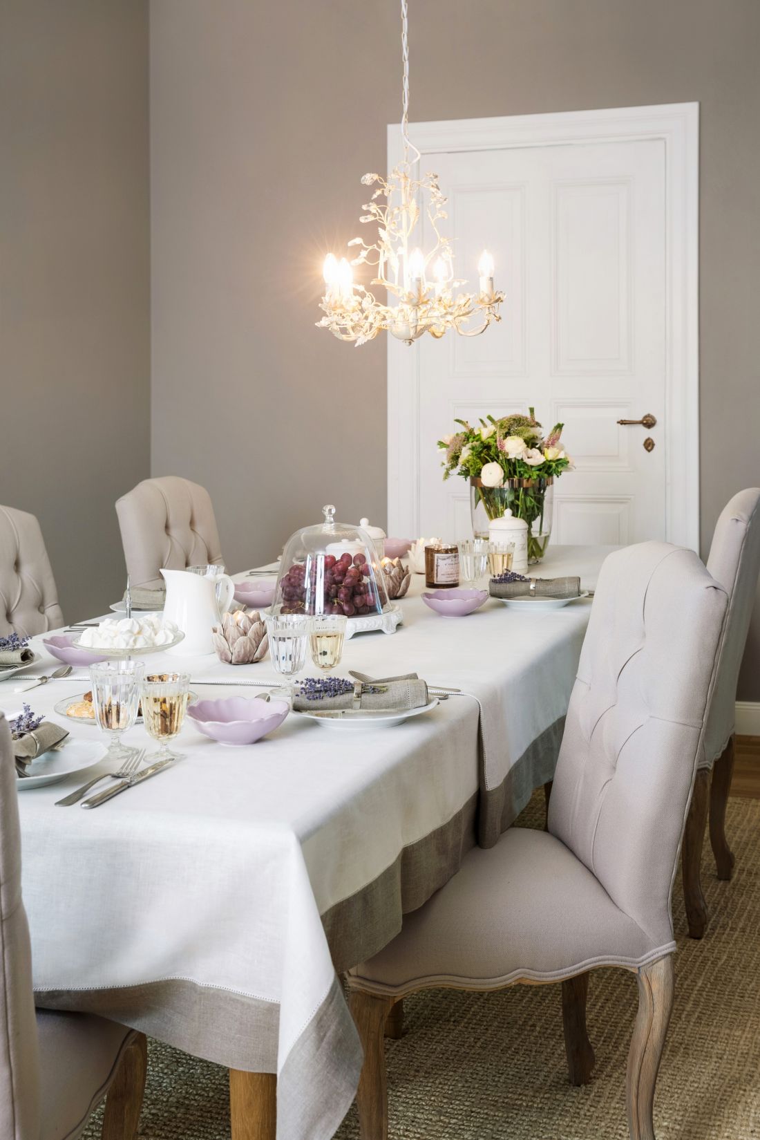 Żyrandol z wygiętymi ramionami nada wnętrzu eleganckiego charakteru