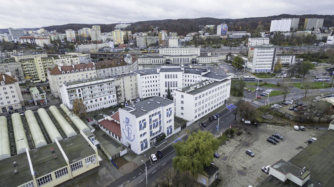 Kompleks Sądu Rejonowego w Gdyni przed rozbudową, za Budynkiem B z muralem widać dwupiętrowy budynek kryty spadzistym dachem, który zostanie zastąpiony nową zabudową