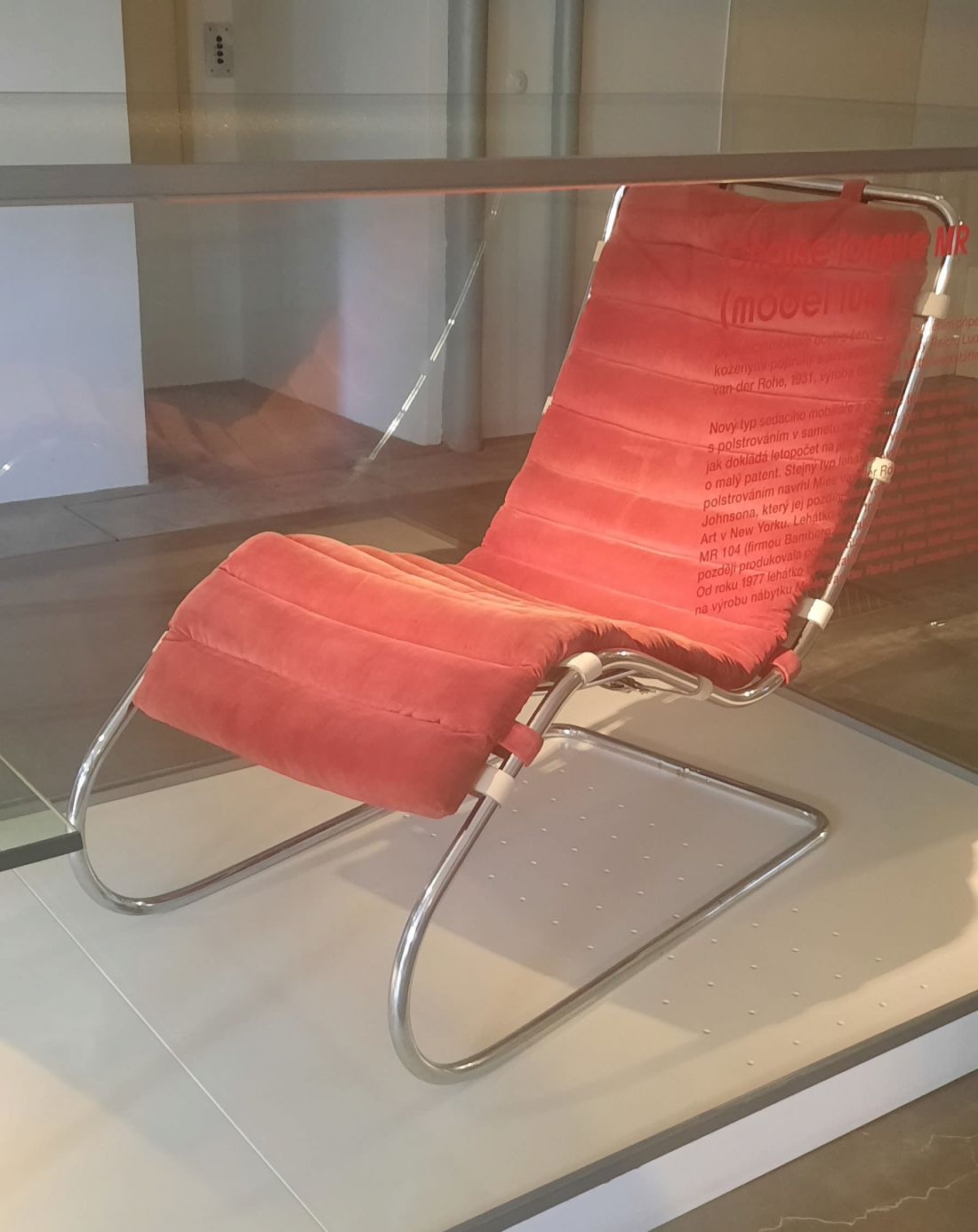 fotel MR Chaise Lounge