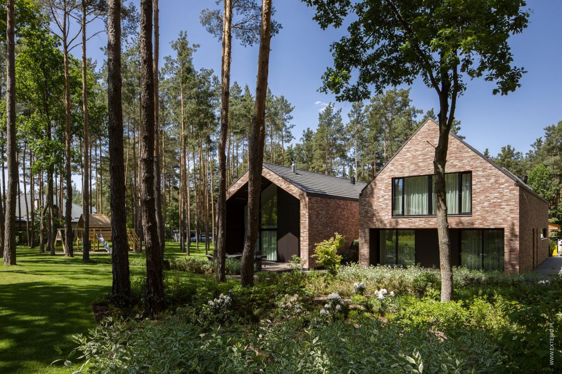 architekci chcieli, by forma budynku oraz materiały elewacyjne maksymalnie wpisywały się w leśne otoczenie. 