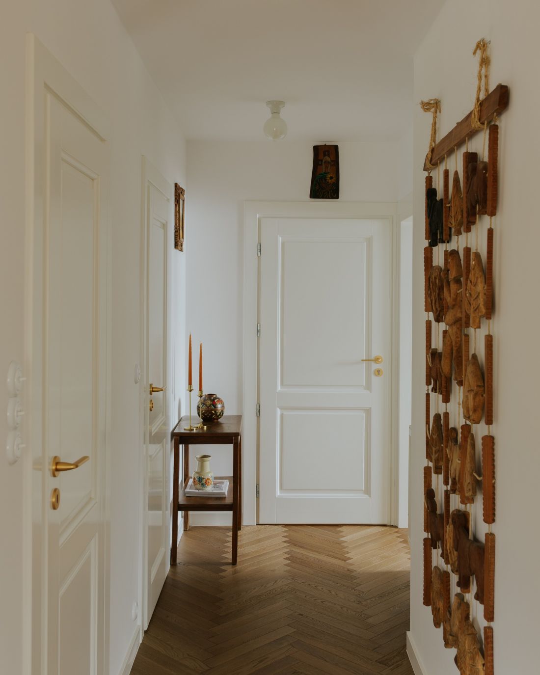 Architekta zachowała drewnianą płaskorzeźbę w korytarzu