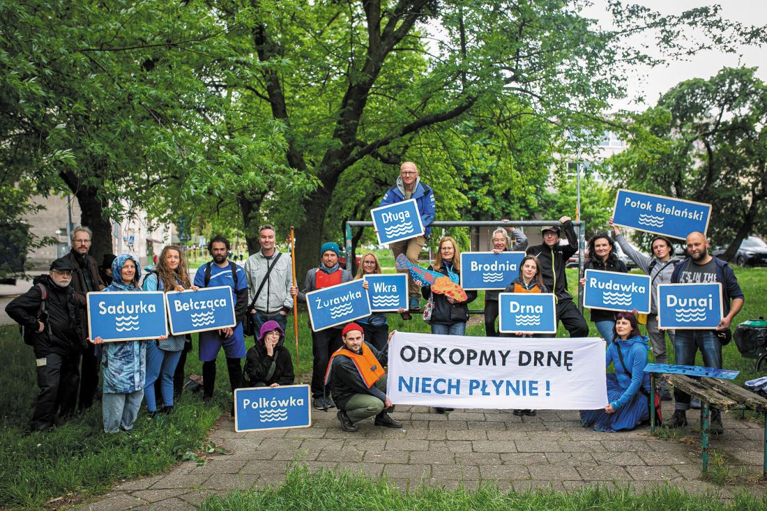 happening nad Drną w Warszawie uświadamiający problem rzek ukrytych pod ziemią w polskich miastach