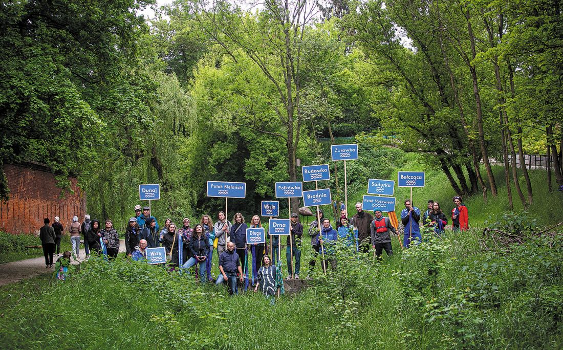 happening nad Drną w Warszawie uświadamiający problem rzek ukrytych pod ziemią w polskich miastach