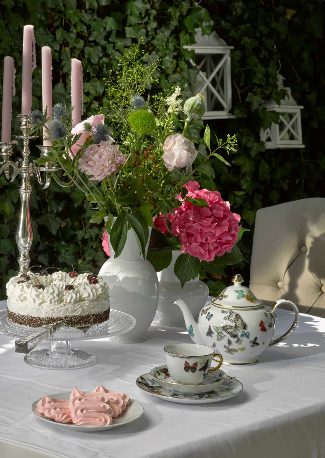Kwiaty i porcelana stworzą romantyczny klimat