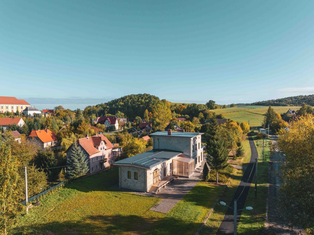 dziś obok dworca nie ma już torów, zastąpiła je trasa rowerowa