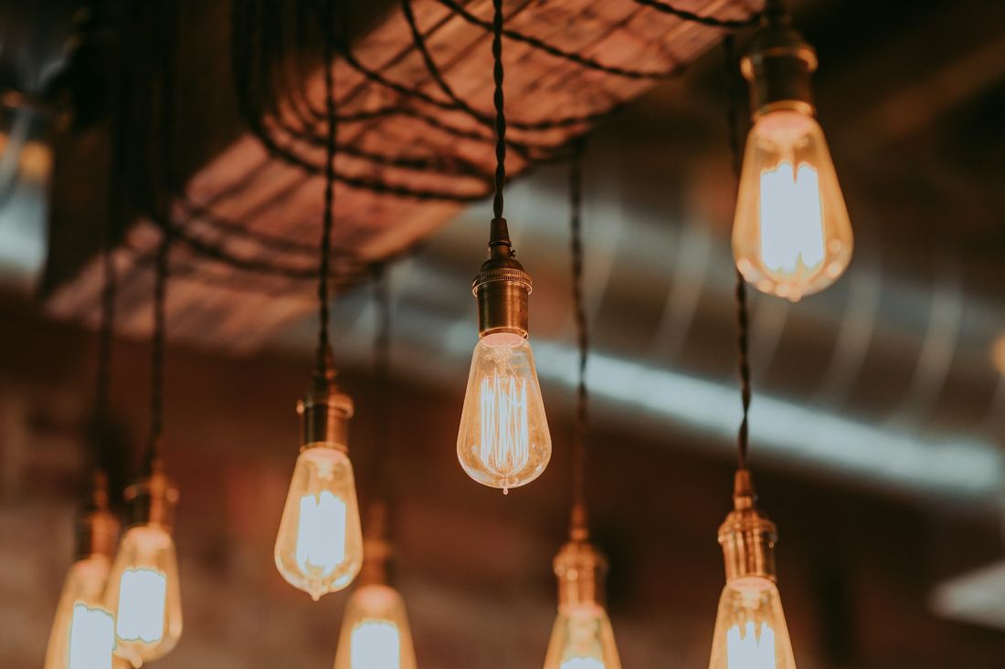 Wiszące lampy na wyrazistych kablach to jeden z wyróżników stylu industrialnego. W tym przypadku warto je wyeksponować