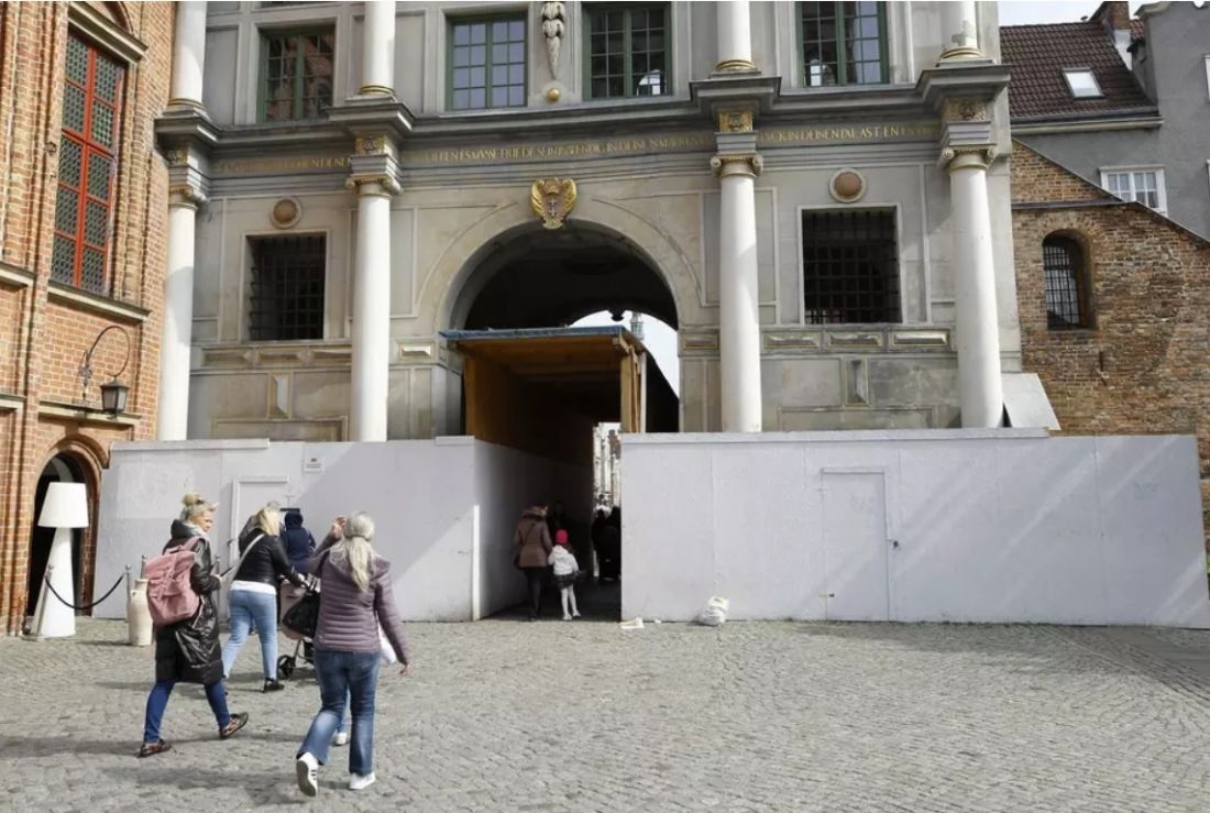 Ogrodzenie Złotej Bramy wywołuje wiele kontrowersji 