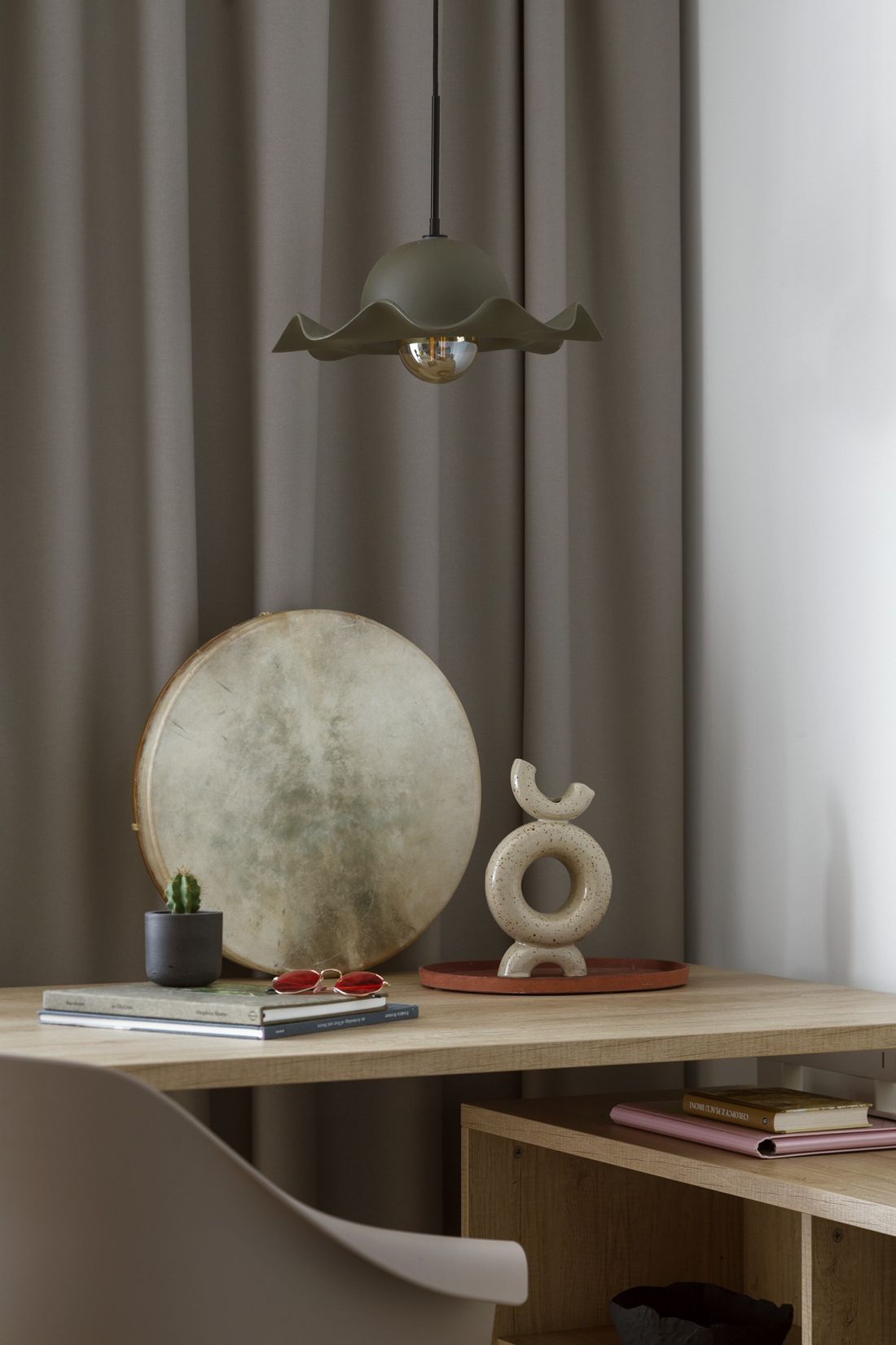 Lampa nad biurkiem przypomina kwiat