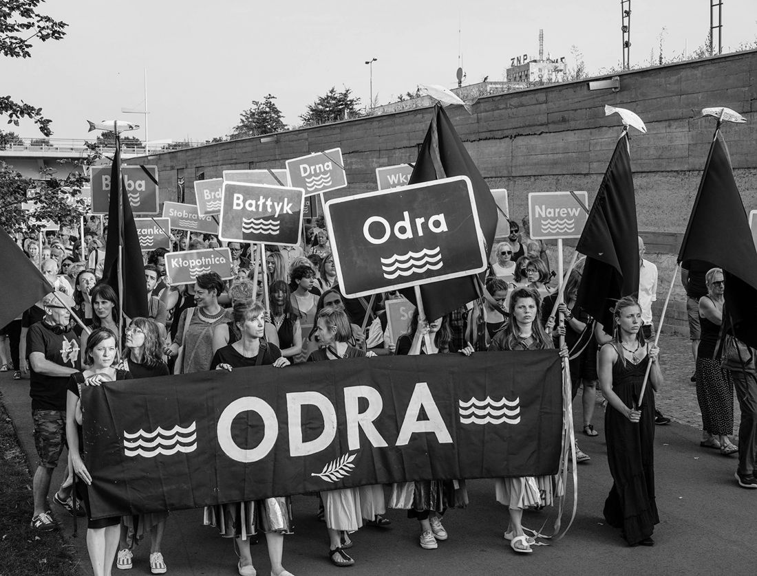 Marsz żałobny dla Odry w sierpniu 2022 roku na Bulwarach Wiślanych w Warszawie