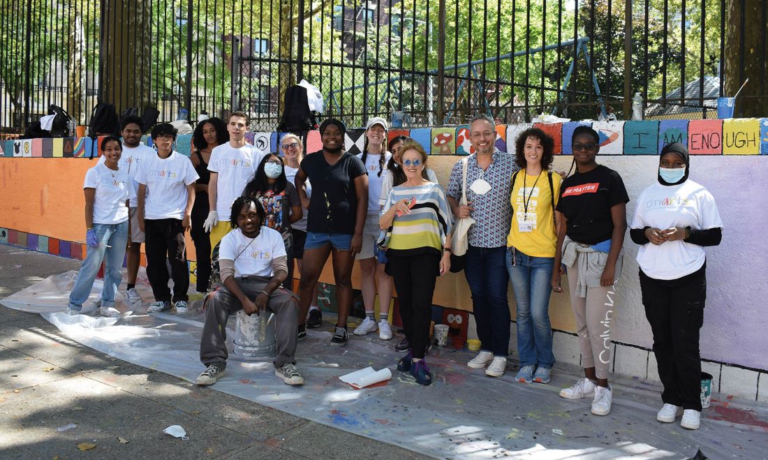 wolontariusze, dzieci biorące udział w malowaniu Peace Walls i Tsipi Ben-Haim na tle dwóch nowojorskich ścian zrealizowanych przez CITYarts
