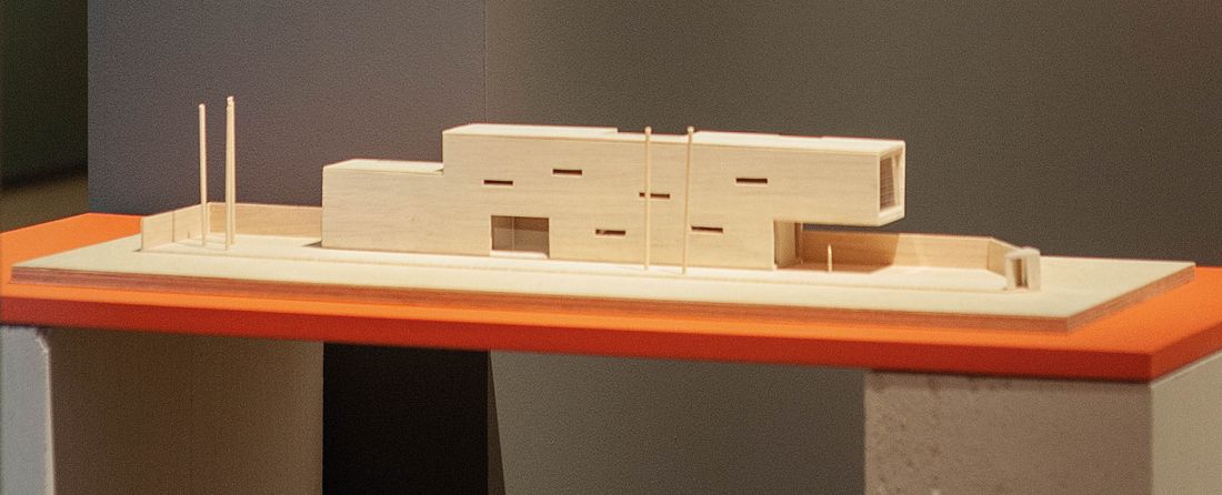 makieta Domu Strzelby — architekt, projektując ten dom jednorodzinny, musiał zmierzyć się z wyzwaniem, jakie stanowiła działka o nietypowym kształcie