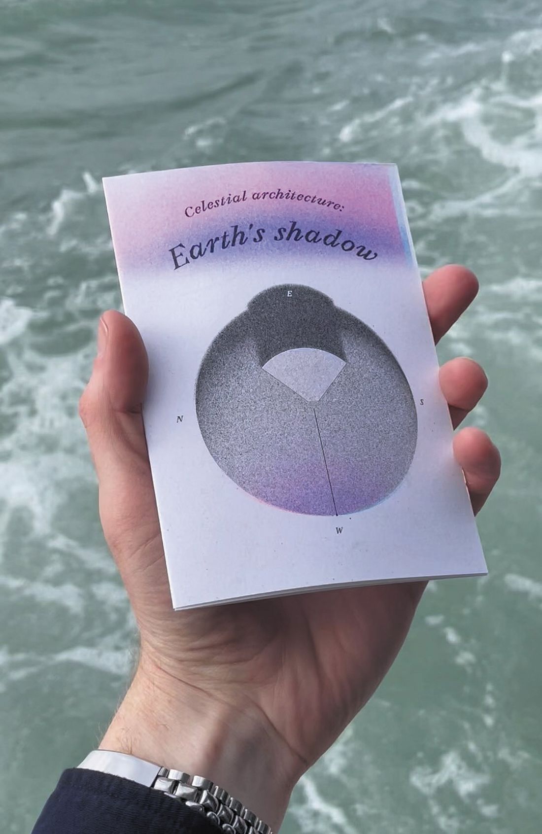 pierwsza broszura o niebnej architekturze (celestial architecture) kolportowana od maja 2023, projekt graficzny Zofka Kofta 