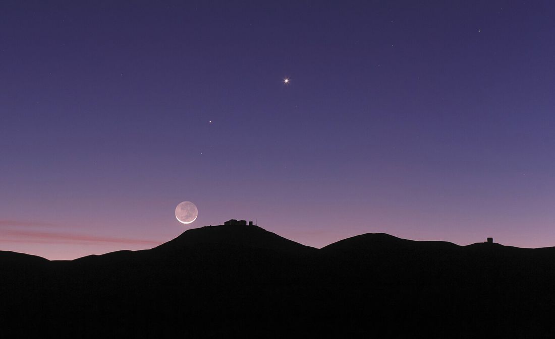 półksiężyc i blask Ziemi nad Obserwatorium ESO Paranal w Chile 27.10.2011