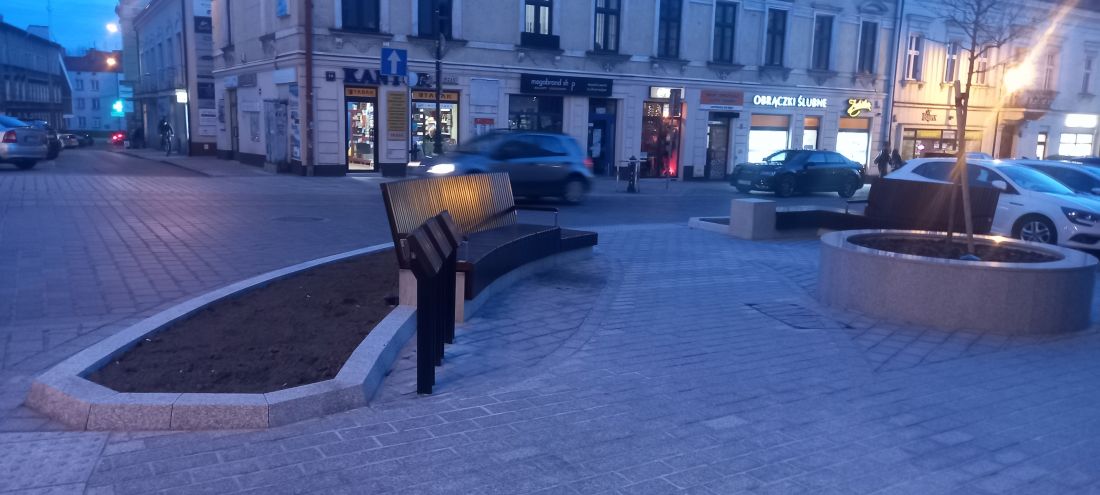 z woonerfem na skrzyżowaniu ulicy Krakowskiej i Nowy Świat w Tarnowie jest jeden problem, nie jest woonerfem