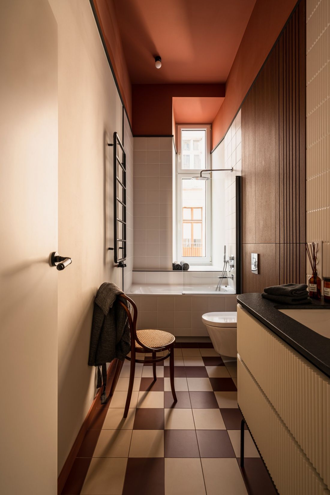 Architektkom udało się zmieścić w niewielkiej łazience zarówno wannę jak i umywalkę