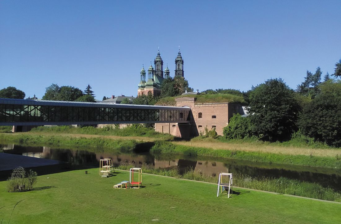 natura i architektura; Dolina Cybiny w Poznaniu stanowi efektowne dopełnienie zarówno dla nowoczesnej kładki Bramy Poznania ICHOT, jak i sylwety zabytkowej katedry