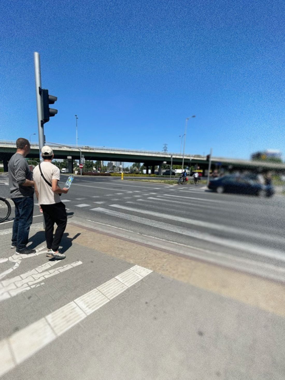 Zdjęcie ulicy i przejścia dla pieszych - przestrzeni wykluczającej, głośnej, bez miejsca do odpoczynku