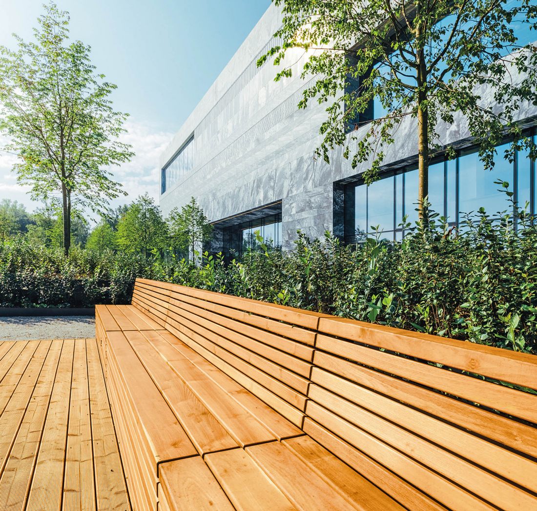 mała architektura i elewacja od strony wschodniej 