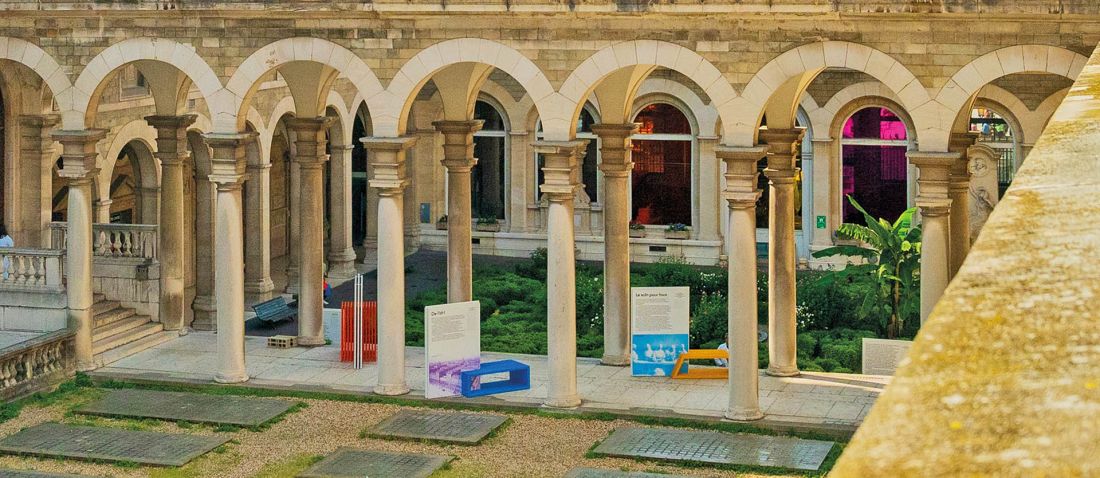 intensywne kolory i geometryczne kształty łączonych grzebieniowo elementów Studia Boloz przyciągają wzrok