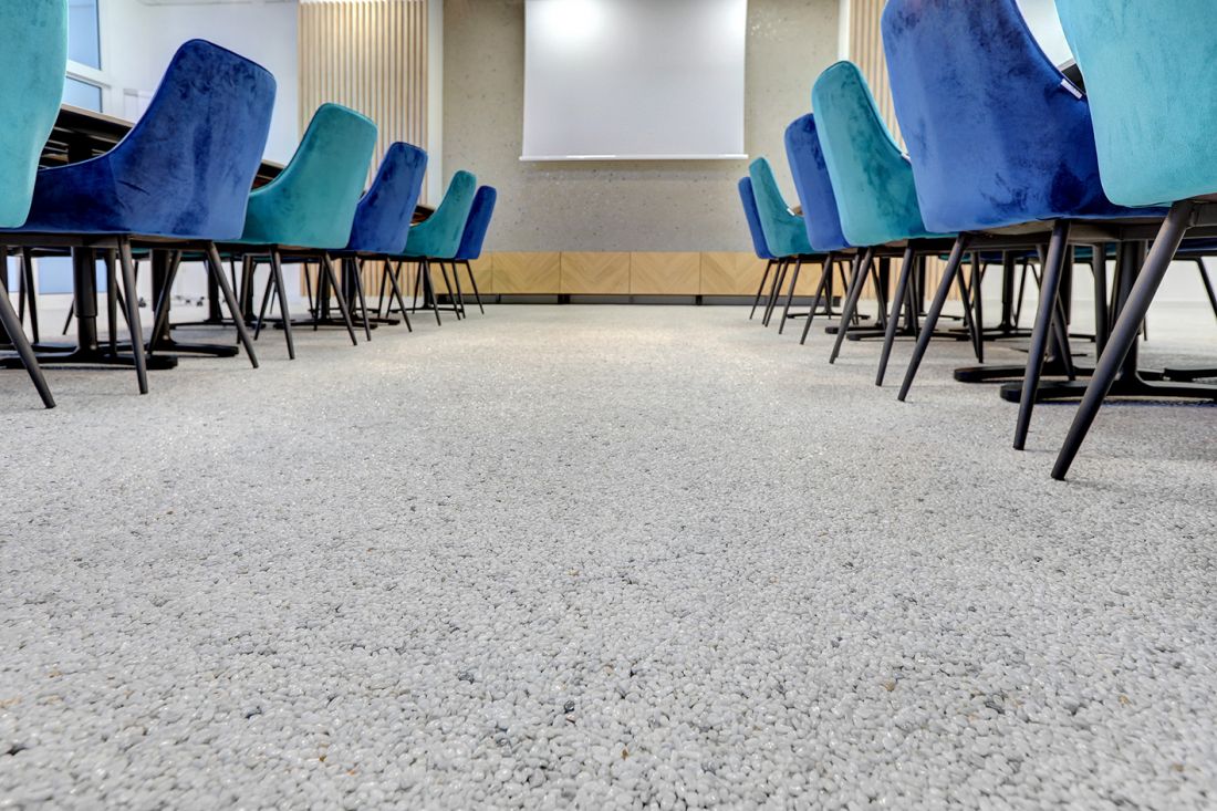 Flowcrete wprowadza na rynek epoksydowe posadzki żywiczne z grupy LE (Low Emission) - o niskiej emisji lotnych związków organicz
