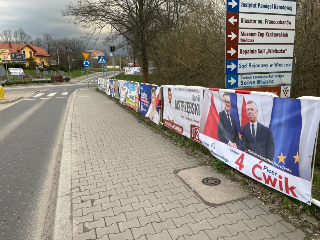 Zdjęcie ulicy zasłanej bannerami