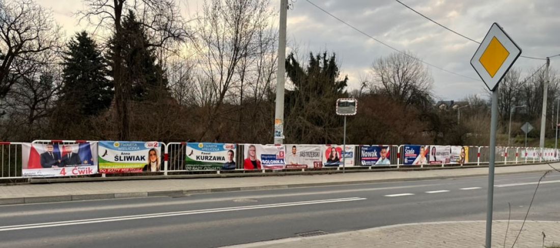 Zdjęcie ulicy zasłanej bannerami