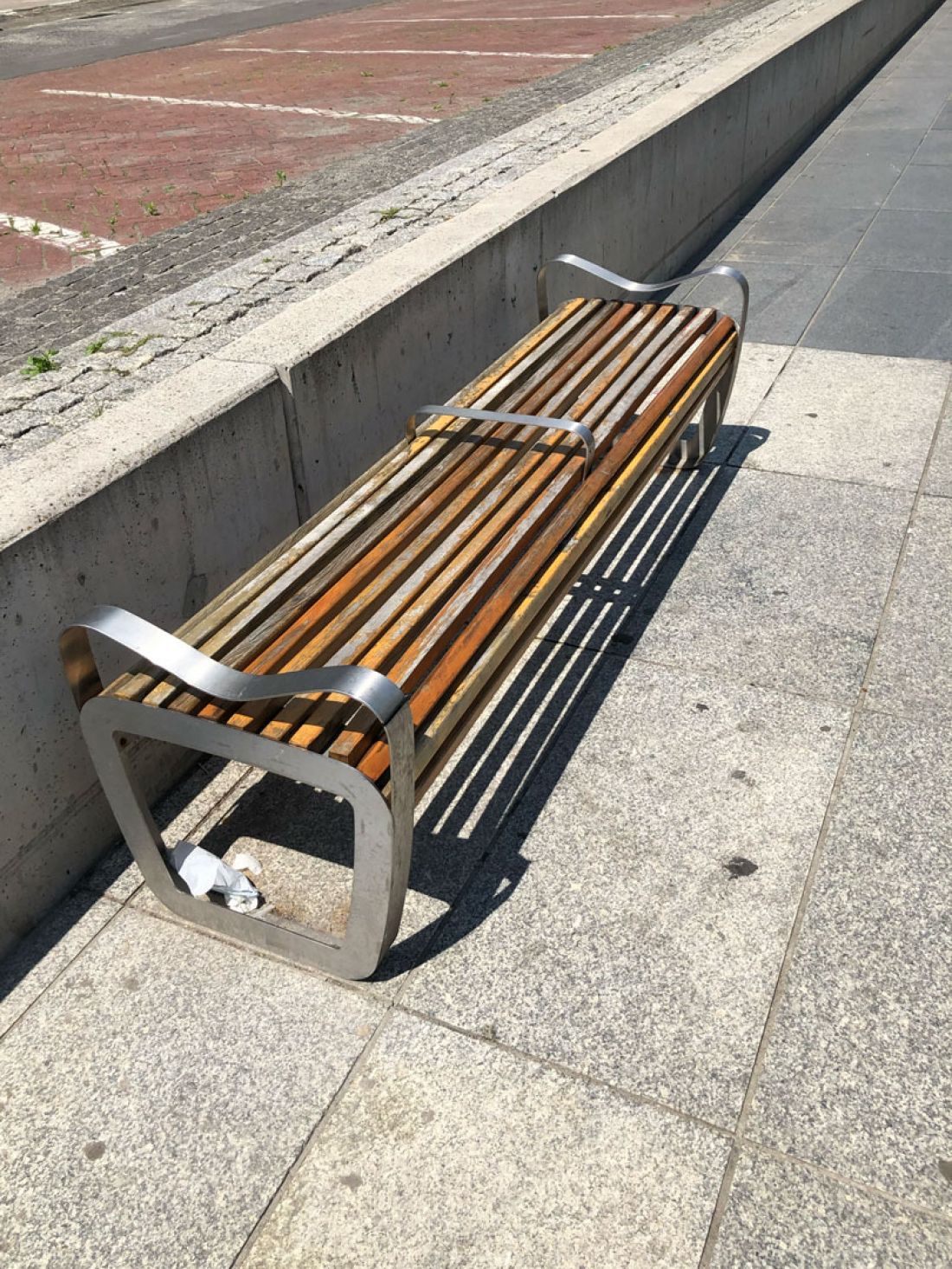 Przykład hostile architecture