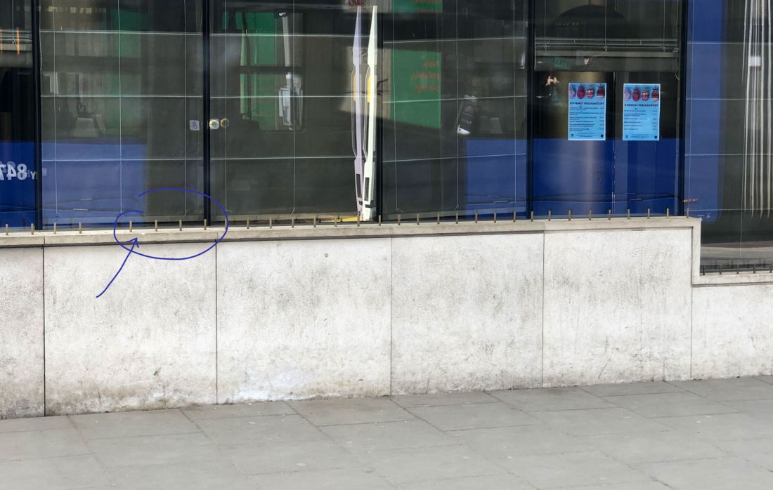 Przykład hostile architecture - kolce uniemożliwiające przysiadanie